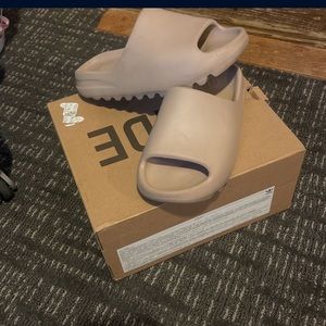 Yeezy slides sand color size 5 UK size 7 US